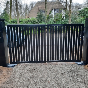Moderne poort met grote stalen poeren Laren (4)