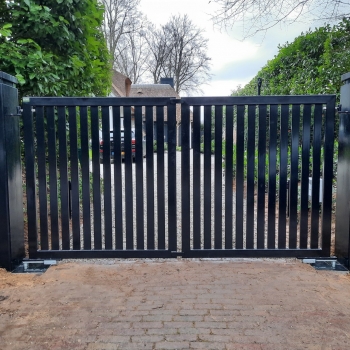 Moderne poort met grote stalen poeren Laren (5)